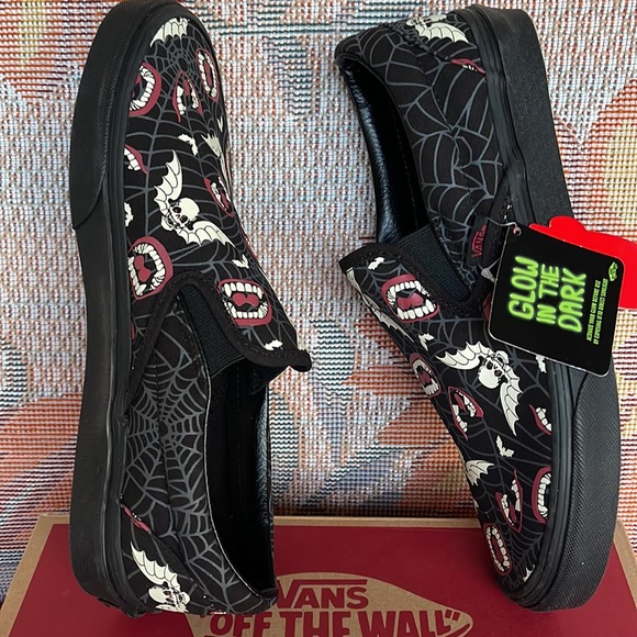 Vans Classic Slip-0n
(Glow Frights) Black/Black
VN000XG88MG WMNS sneakers - Picture 12 of 16